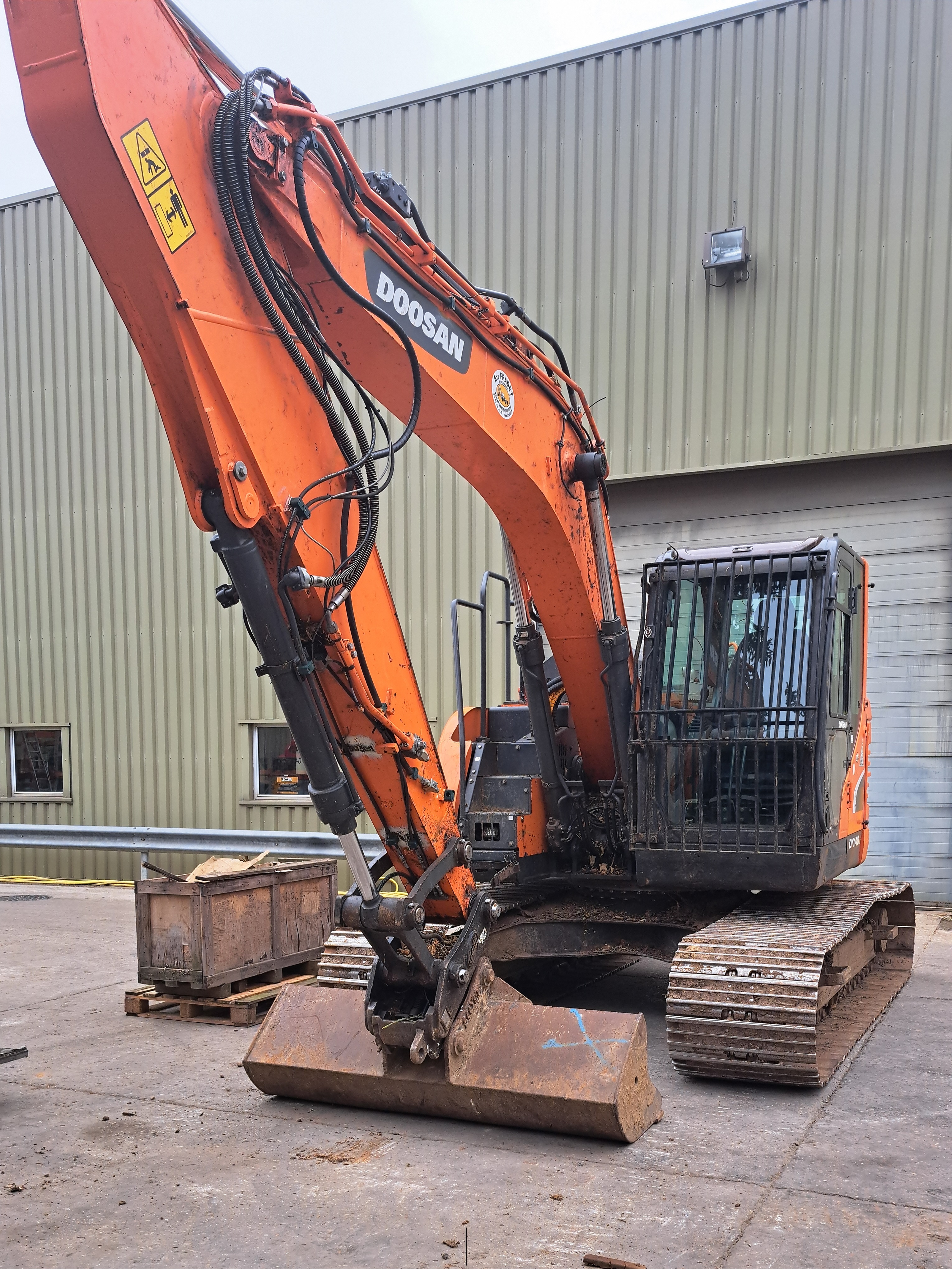 Pelle sur chenilles DOOSAN DX140